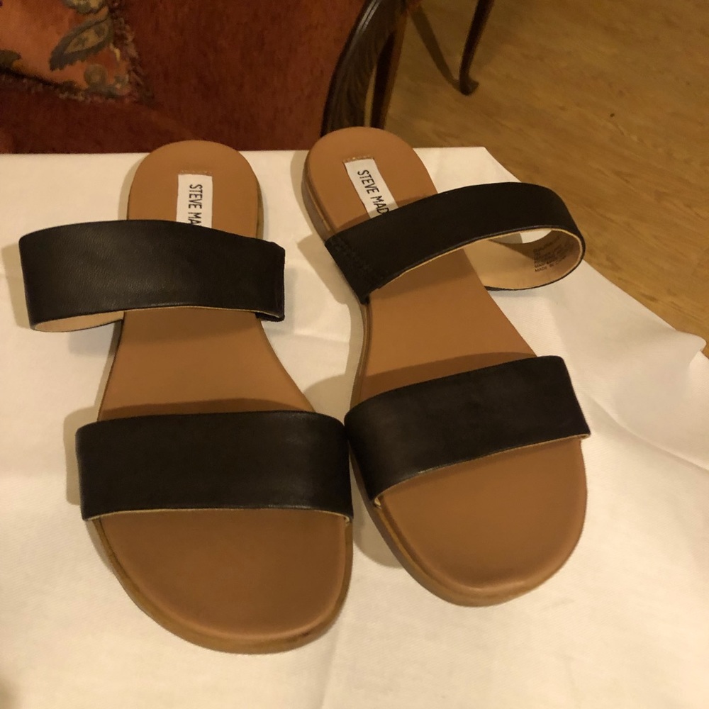 Madden Girl Flat Black Sandal, Size 7 Med